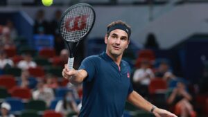 Roger Federer jogando tênis