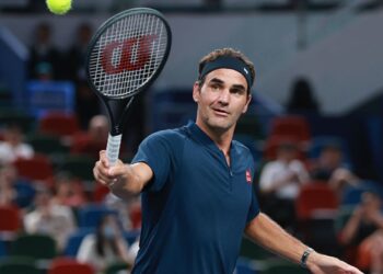 Roger Federer jogando tênis