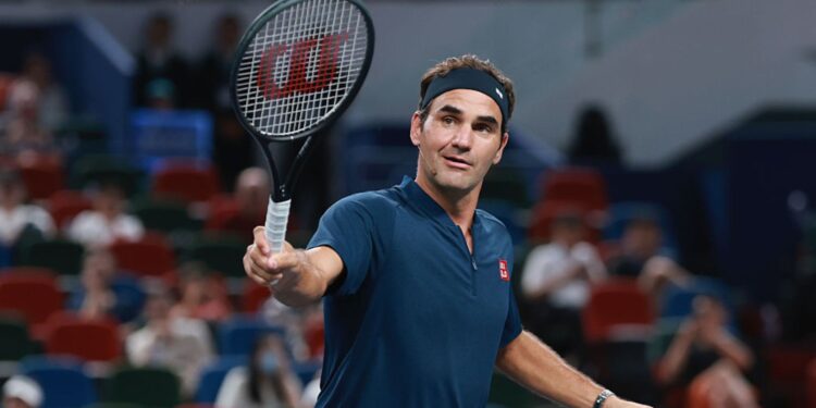 Roger Federer jogando tênis