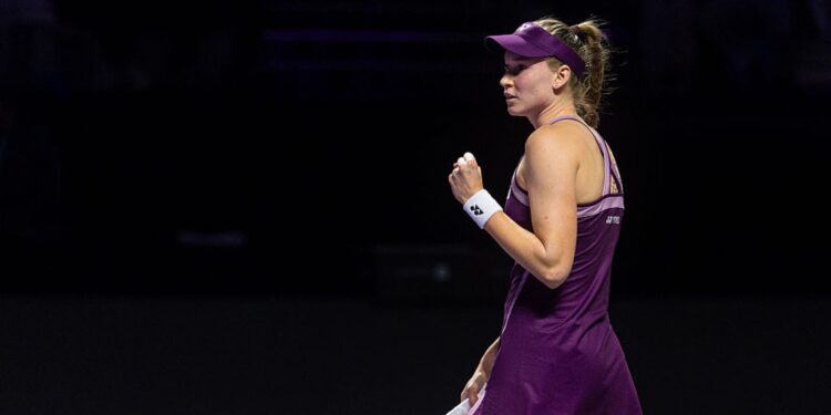 Rybakina comemorando ponto no WTA Finals