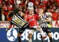 Lance do jogo entre Internacional e Santos