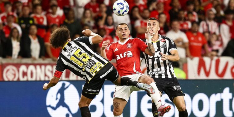 Lance do jogo entre Internacional e Santos