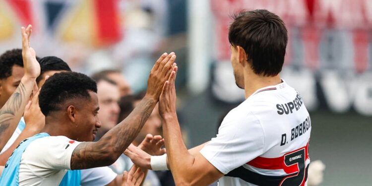 Jogadores do São Paulo comemorando gol