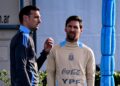 Scaloni e Messi conversando em treino da Argentina