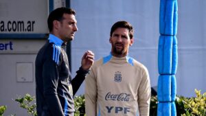 Scaloni e Messi conversando em treino da Argentina