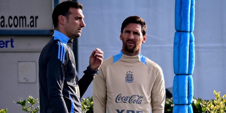 Scaloni e Messi conversando em treino da Argentina