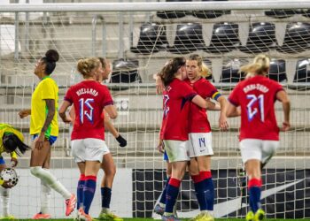 Jogadoras da Noruega comemorando gol contra a Seleção Brasileira