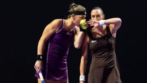 Luisa Stefani e Babos durante o WTA Finals
