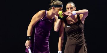 Luisa Stefani e Babos durante o WTA Finals