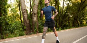 Homem correndo pela rua - Créditos: depositphotos.com / AllaSerebrina