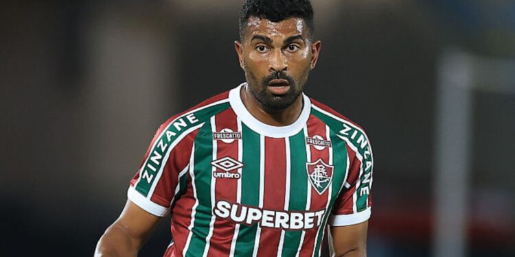 Thiago Santos durante jogo do Fluminense