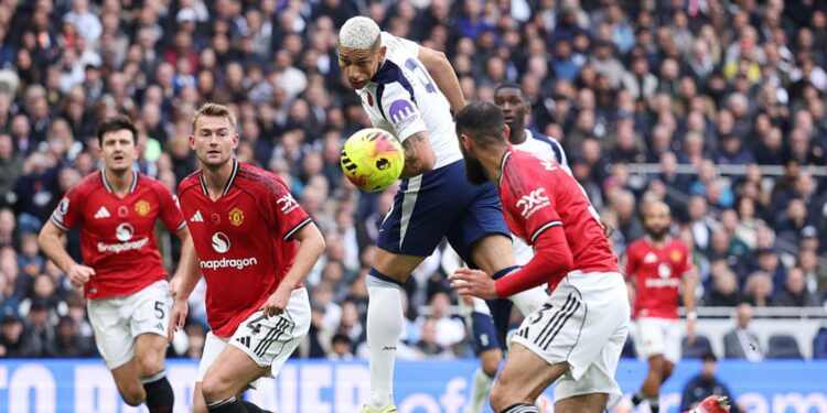 Lance do jogo entre Tottenham e Manchester United