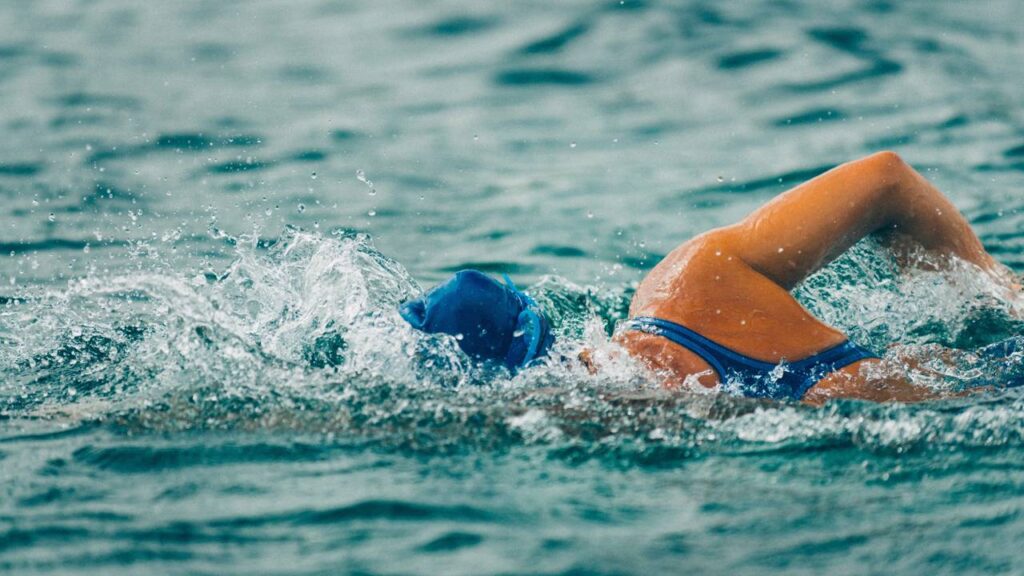 Aprenda a nadar no mar com segurança usando os equipamentos certos