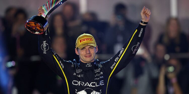 Max Verstappen comemorando vitória em Las Vegas
