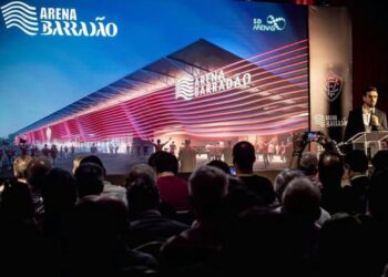 Vitória aprensentando projeto da nova arena