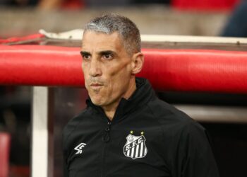 Vojvoda no comando do Santos contra o Internacional