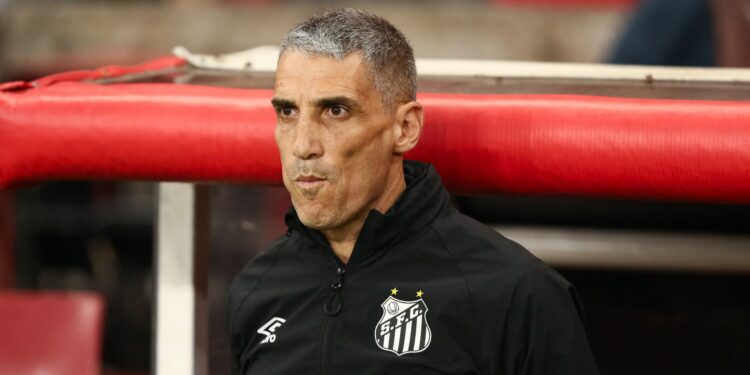 Vojvoda no comando do Santos contra o Internacional