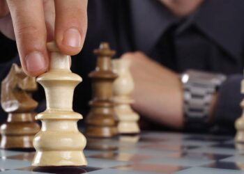 Homem jogando xadrez - Créditos: depositphotos.com / EmiliaU