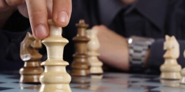 Homem jogando xadrez - Créditos: depositphotos.com / EmiliaU