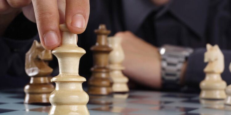 Homem jogando xadrez - Créditos: depositphotos.com / EmiliaU