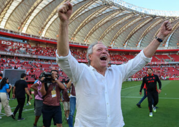 Abel Braga comemora vitória do Internacional sobre o Red Bull Bragantino