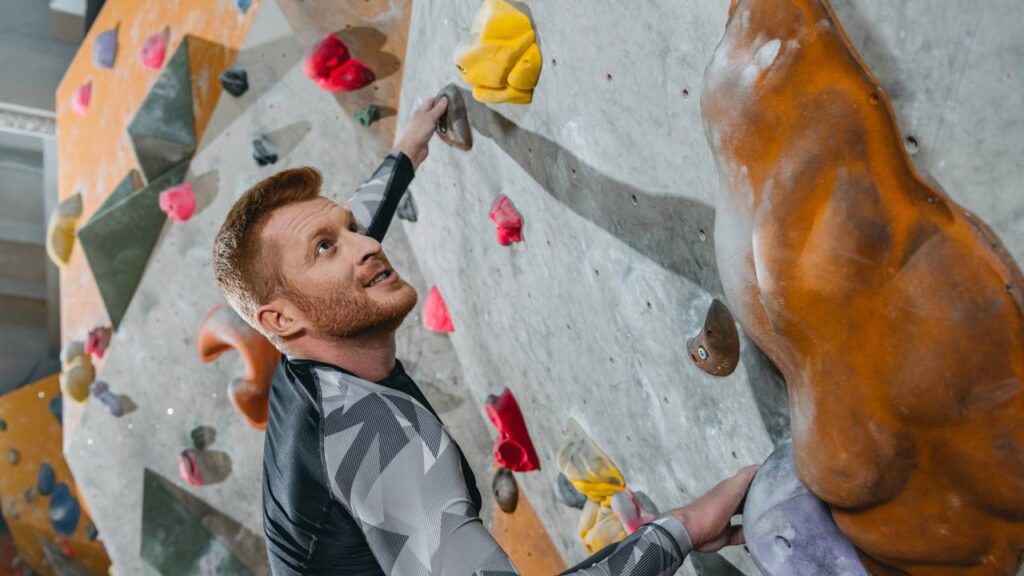 Aprenda o básico da escalada boulder e evolua com técnica e segurança