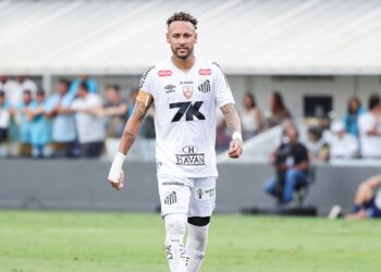 Neymar comemora permanência do Santos na Série A