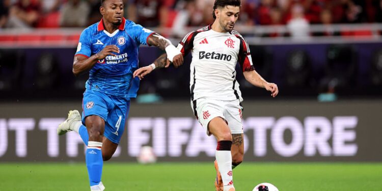 Arrascaeta marcou os dois gols do Flamengo na vitória sobre o Cruz Azul