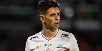 O meia Oscar decidiu encerrar a carreira, após passar por diversos problemas físicos durante a temporada