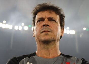 Fernando Diniz comemora classificação do Vasco