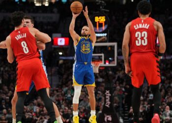 Stephen Curry anotou 48 pontos na derrota dos Warriors