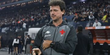 Fernando Diniz elogiou o desempenho do Vasco na partida de ida da Copa do Brasil
