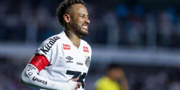 Neymar passa por procedimento no joelho esquerdo
