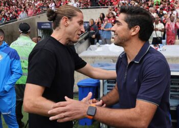 Abel Ferreira e Filipe Luís aparecem em lista dos melhores treinador de 2025