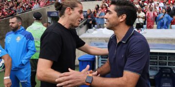 Abel Ferreira e Filipe Luís aparecem em lista dos melhores treinador de 2025