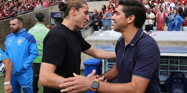 Abel Ferreira e Filipe Luís aparecem em lista dos melhores treinador de 2025