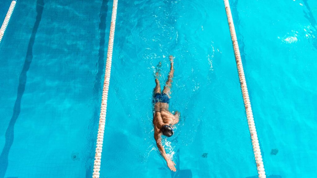 Aprenda a flutuar e transforme medo da água em segurança total