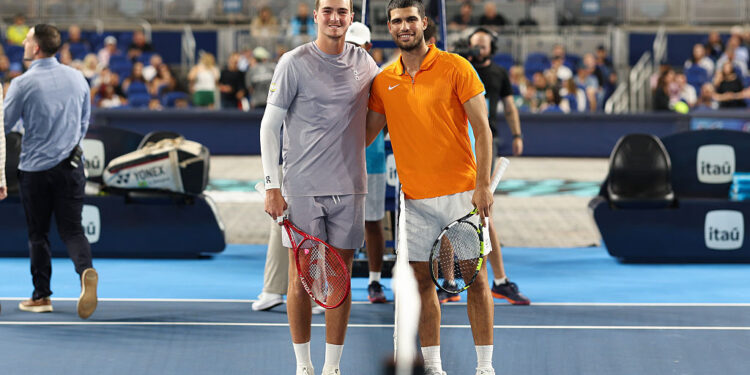 João Fonseca e Carlos Alcaraz vão se enfrentar no dia 12 de dezembro de 2026