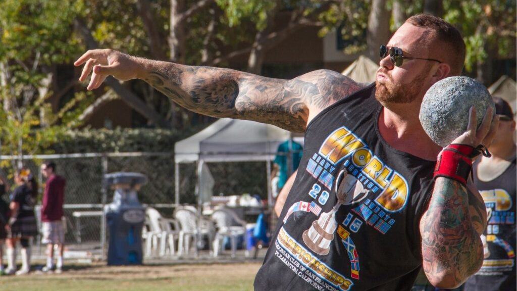 A dieta de 10 mil calorias que sustenta o homem mais forte do mundo