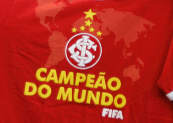 Como o herói do título mundial do Internacional perdeu tudo
