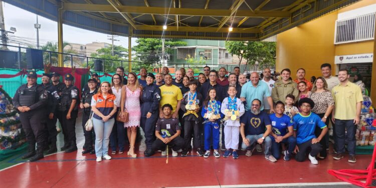 Ação uniu lutadores, autoridades e empresários - Foto: Savio Resende