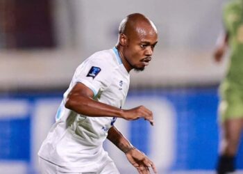 Quem é Percy Tau e como sua trajetória internacional inspira jovens atletas africanos