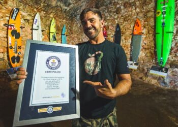 Maior onda surfada do mundo: como Rodrigo Koxa conquistou o gigante paredão de Nazaré