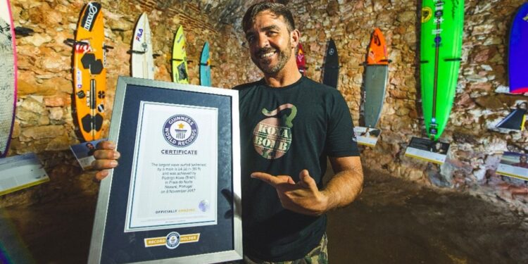 Maior onda surfada do mundo: como Rodrigo Koxa conquistou o gigante paredão de Nazaré