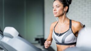 Ajuste, tecido e suporte: como escolher o top perfeito para treinar