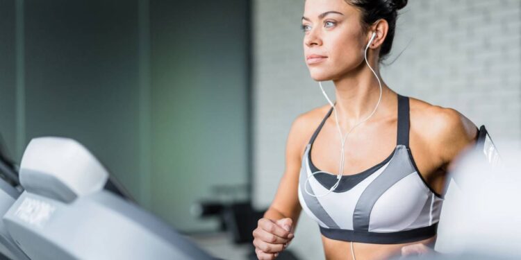 Ajuste, tecido e suporte: como escolher o top perfeito para treinar