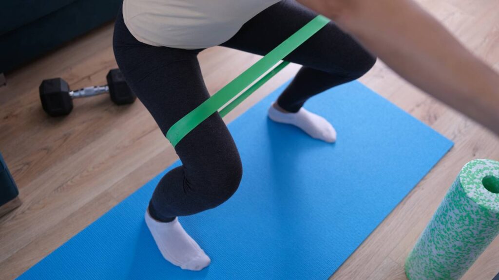 É assim que você treina em casa sem gastar com equipamentos caros