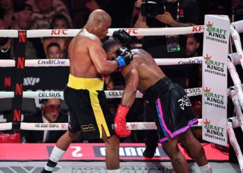 Anderson Silva em luta contra Woodley