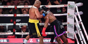 Anderson Silva em luta contra Woodley