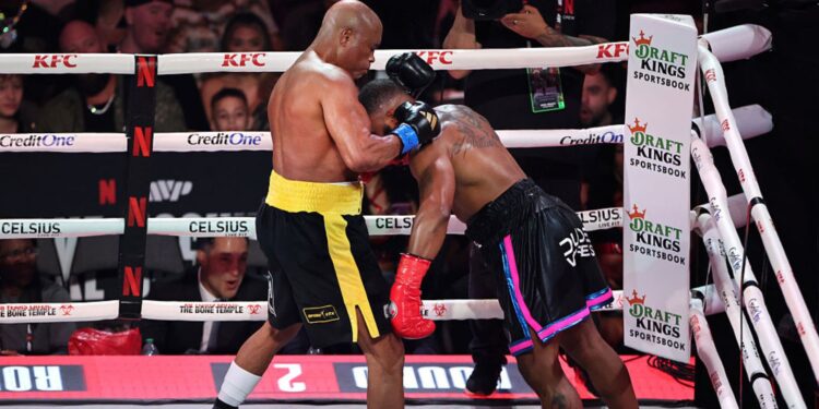 Anderson Silva em luta contra Woodley